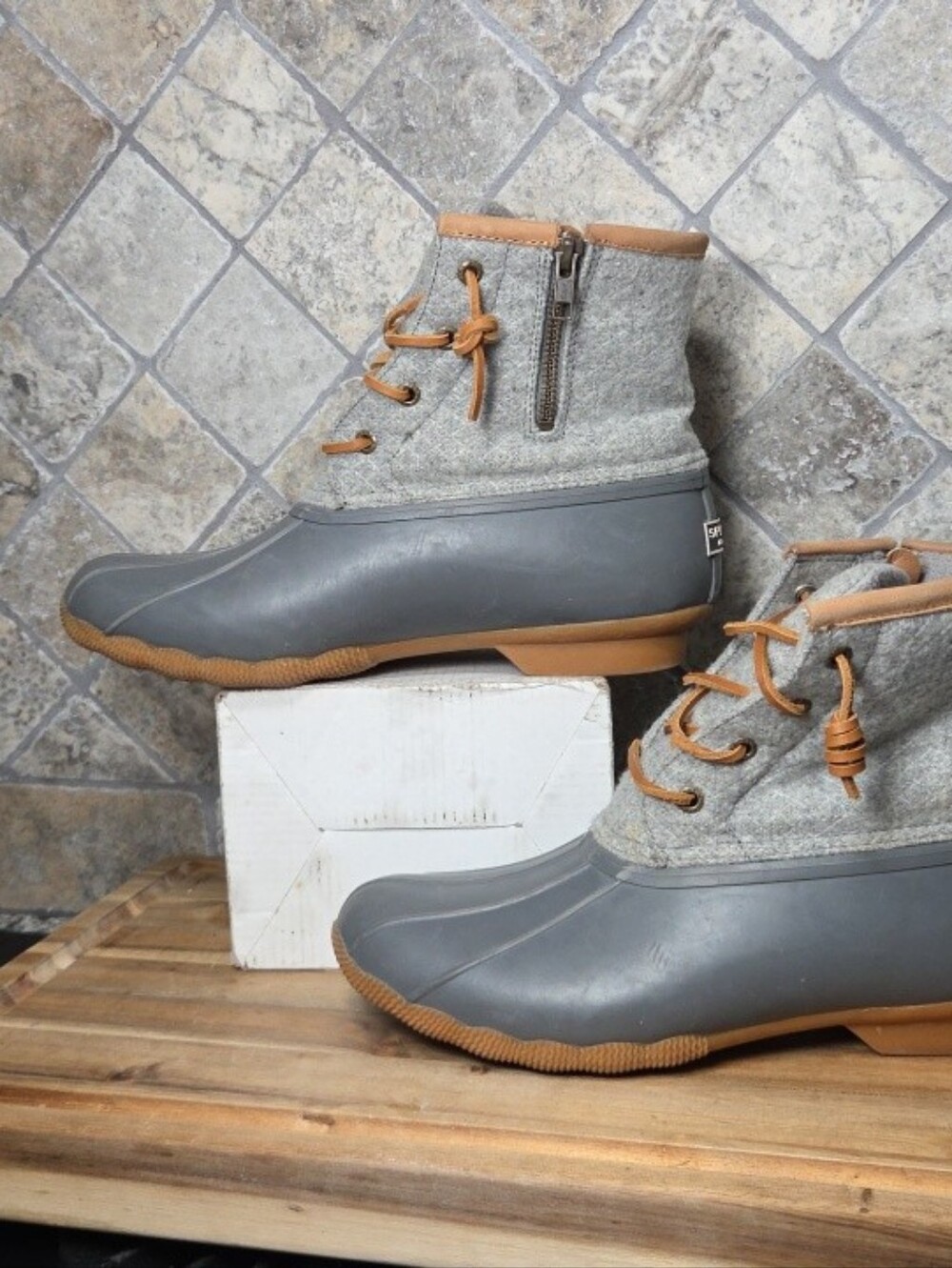 Sperry Saltwater Women's Gray Duck Boots with Tan Trim No Tie Leather Laces 9 M
